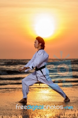 martial-arts-training-on-beach-100247684